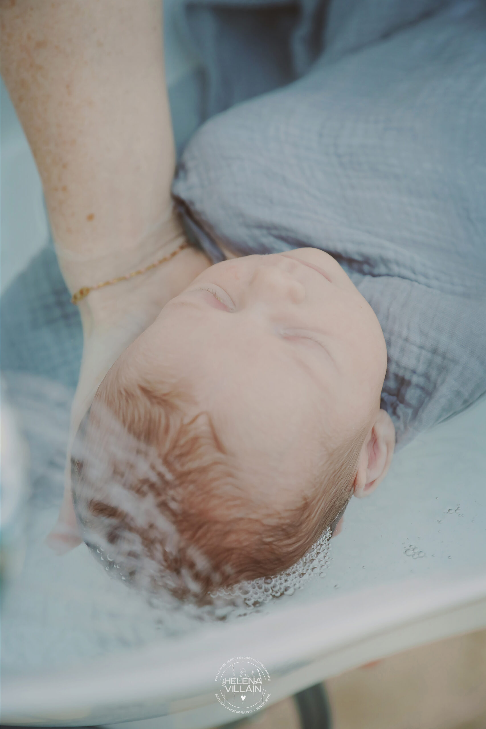thérapeutique bain de bébé, bain enveloppé